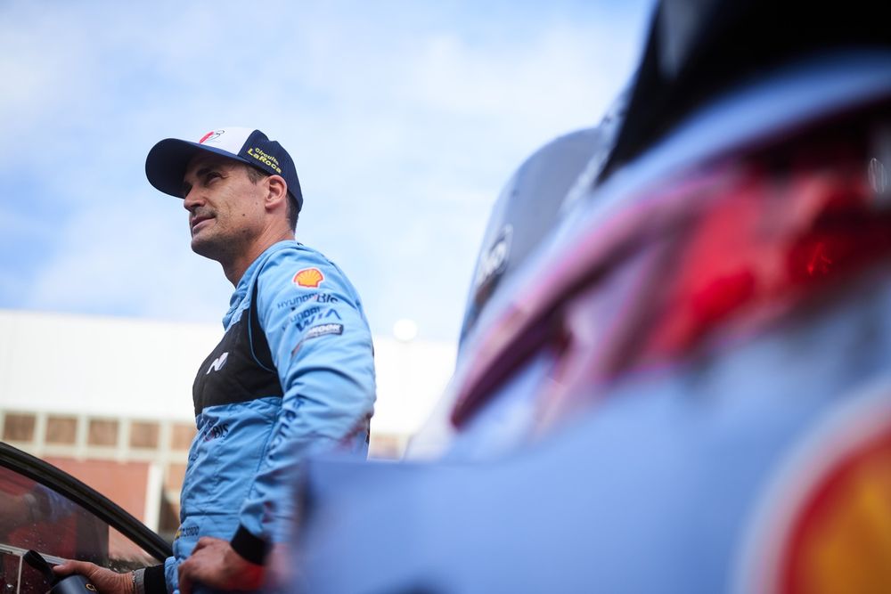 Dani Sordo junto a su Hyundai i20 N Rally1; fotografía de archivo de Hyundai difundida por Motorsport.com