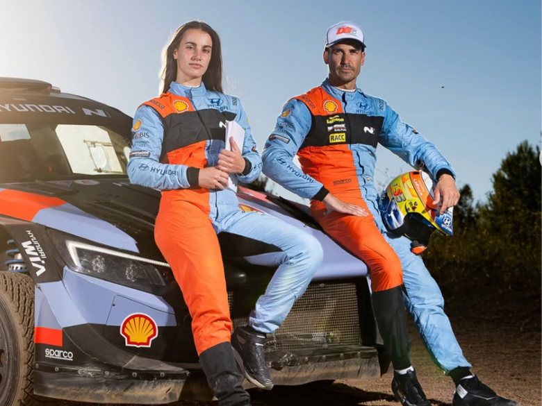 Patricia Sáiz y Dani Sordo junto a un Hyundai de rally, fotografía difundida por DirtFish