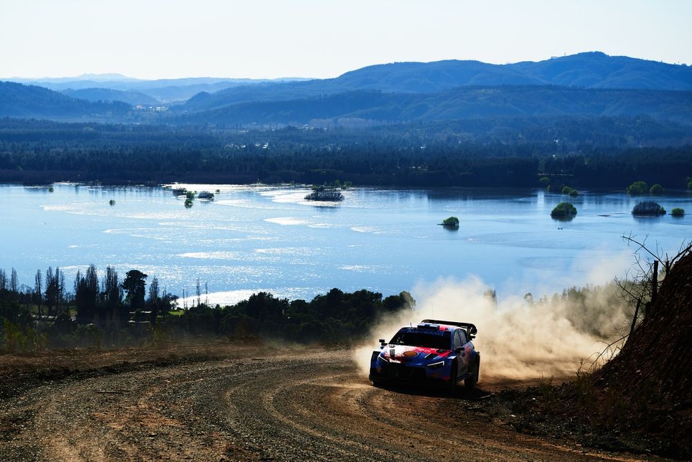 Hyundai i20 N Rally1 de Esapekka Lappi y Enni Mälkönen levantando polvo en un tramo de tierra junto a un lago