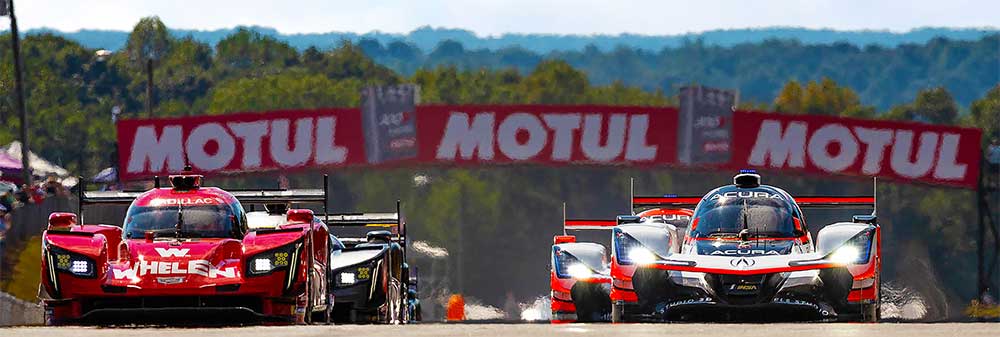Prototipos Cadillac y Acura compitiendo en Road Atlanta durante Petit Le Mans, imagen de archivo del circuito.