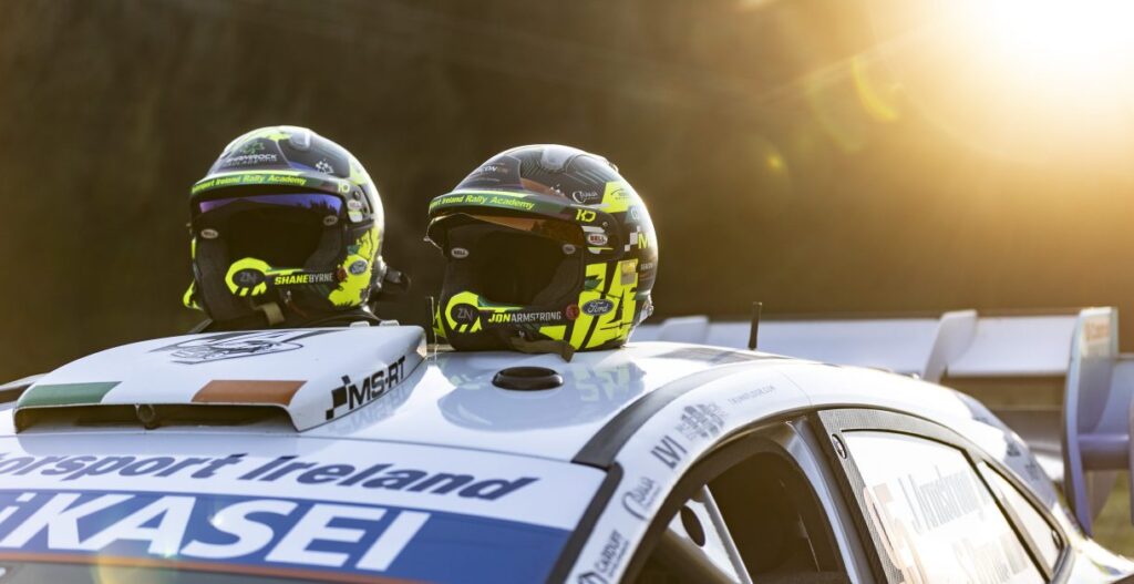 Cascos de Jon Armstrong y Shane Byrne sobre el Ford Puma Rally1 de M-Sport