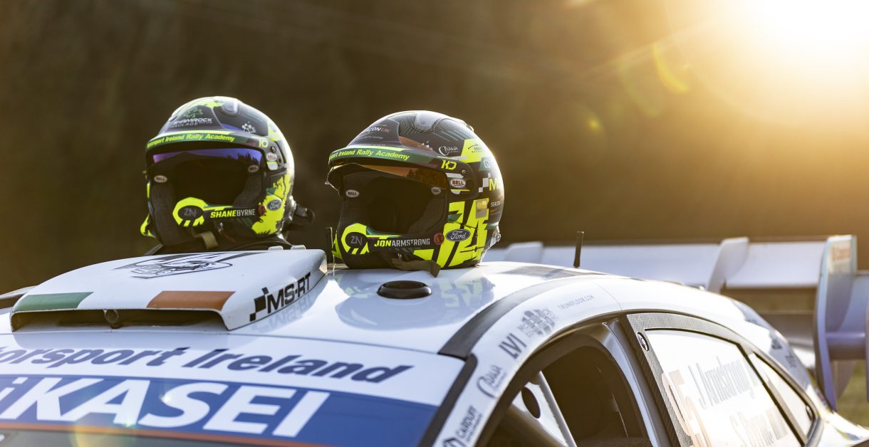 Cascos de Jon Armstrong y Shane Byrne sobre el Ford Puma Rally1 de M-Sport