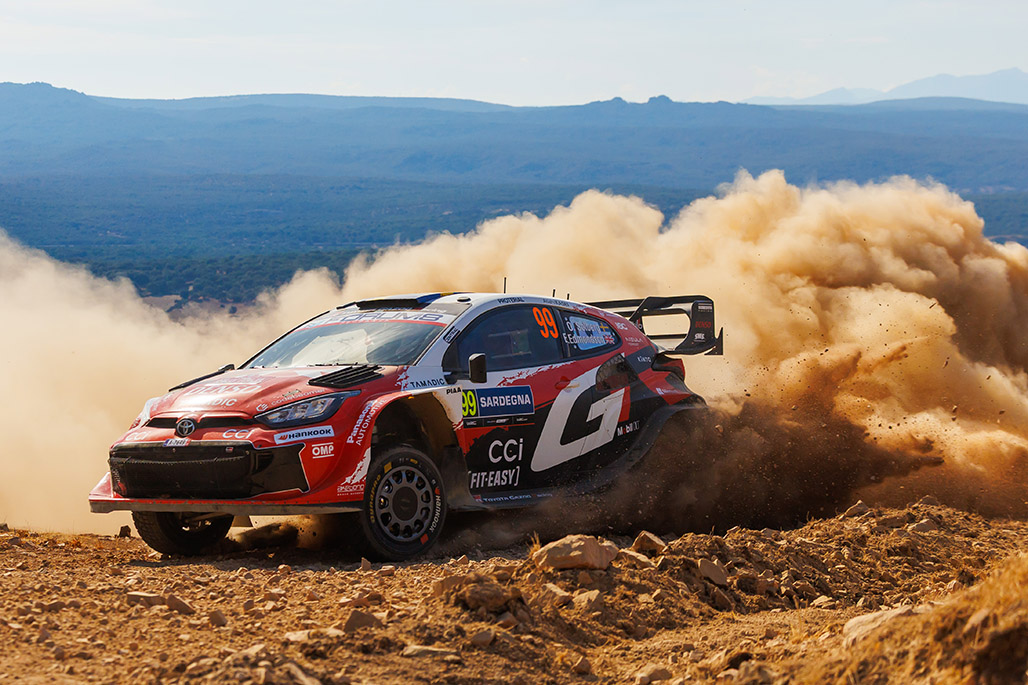 Oliver Solberg y Elliott Edmondson con el Toyota GR Yaris Rally1 en Cerdeña, 2 de octubre de 2026. Foto: TGR WRT / McKlein.