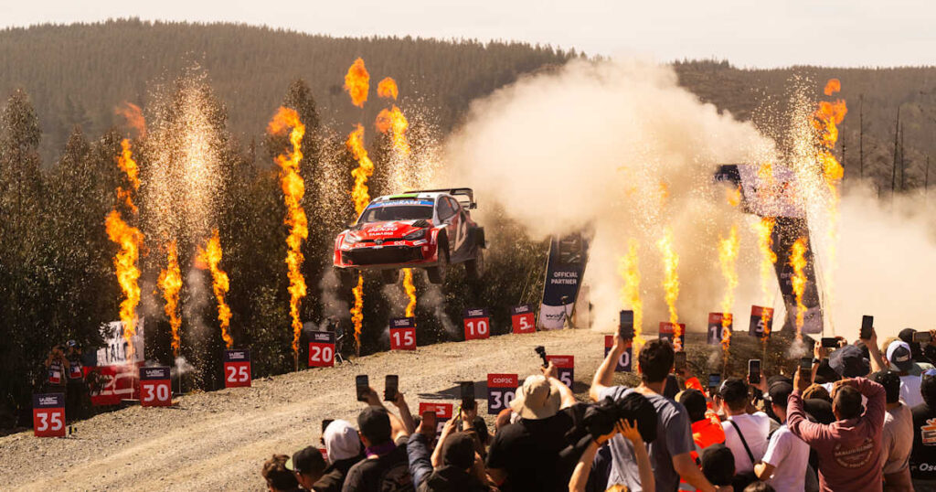 Coche del WRC saltando ante el público; imagen del anuncio del acuerdo con BBC