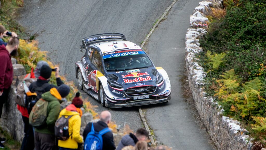 Sébastien Ogier compitiendo para M-Sport Ford en el Rally de Gales; fotografía de archivo de Neil Thomas
