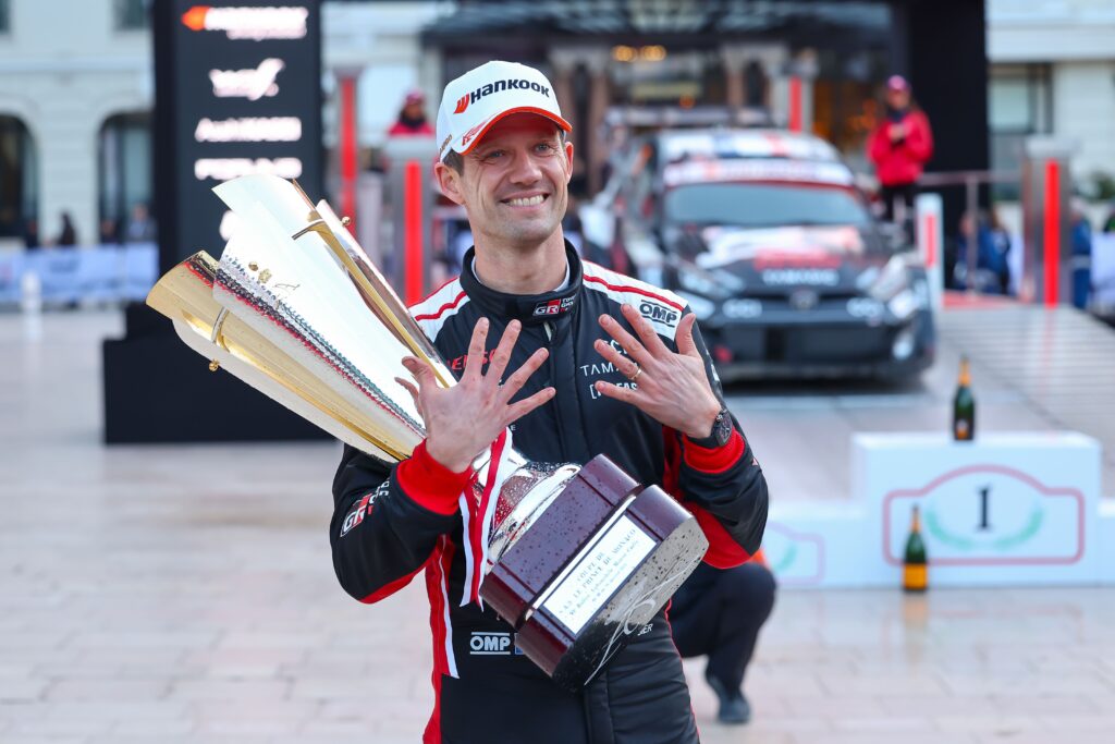 Sébastien Ogier con el trofeo del Rallye Monte-Carlo 2025; fotografía de archivo de Toyota, ajena al récord de Cerdeña 2026